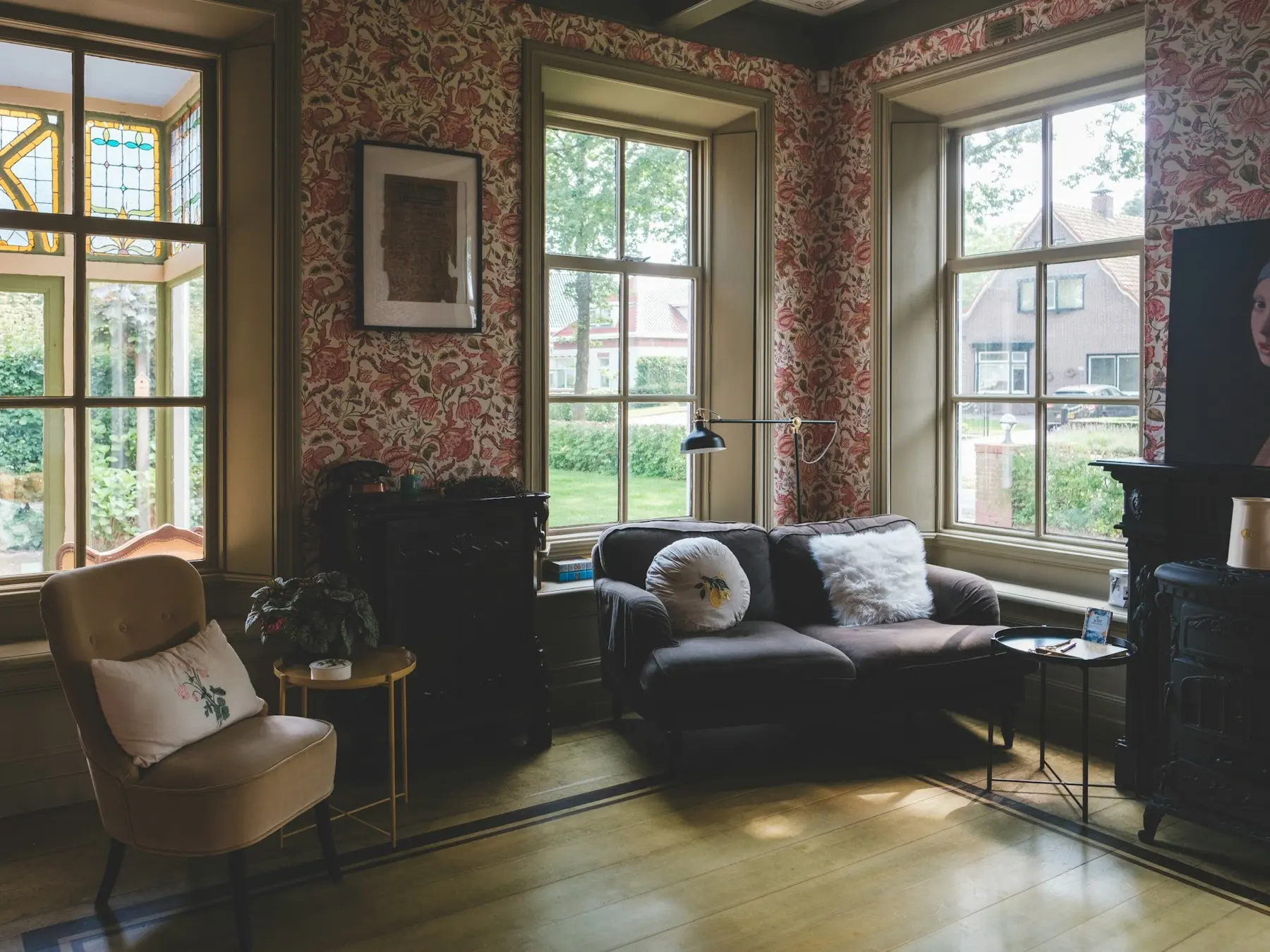 Warme woonkamer met een zachte bank en natuurlijke tinten